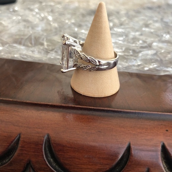 Vintage Ring Size 8 - Picture 2 of 3
